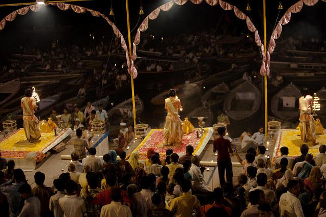 052 Varanasi, Aarti Ceremonie.jpg